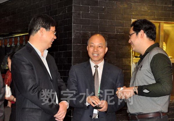数字水泥网CEO陈柏林（右）和与会企业领导交谈